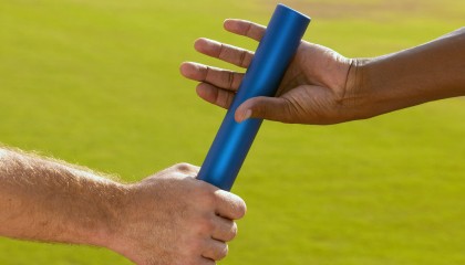 开云电竞中国-季后赛焦点：蒂伊在绝境中连续两场投中关键远距离三分！，伊蒂分队